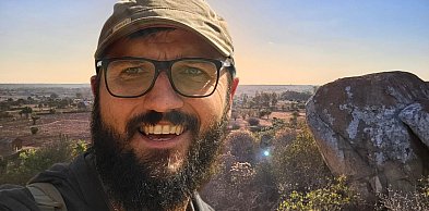 Tym razem poznał Afrykę bez filtra... W tle protesty i strach, że poleje się krew