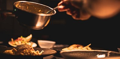 Gotowanie jak w profesjonalnej kuchni: niezbędne akcesoria i składniki