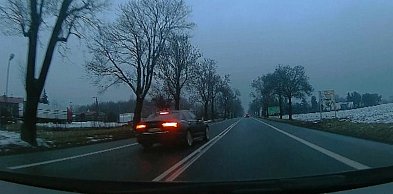 Myślała, że nikt nie widzi? Świadek wszystko nagrał, a dziewczyna...