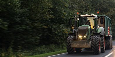 Lampy do ciągnika rolniczego – jakie oświetlenie jest wymagane, a jakie warto doda