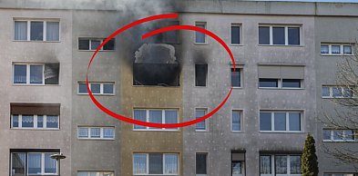 Pożar mieszkania w bloku. Ogień odciął niektórym drogę ewakuacji.