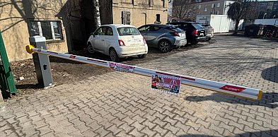 Koniec z wjazdem. Szpital stawia szlaban. Parking wyłącznie dla pracowników