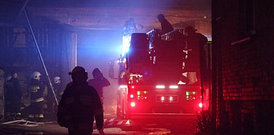 Nocny pożar budynku z mieszkaniami i świetlicą. Sprawą zajmuje się policja