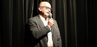 Miało być śmiesznie, ale...  Spektakl "się posypał", biblioteka zwraca za bilety