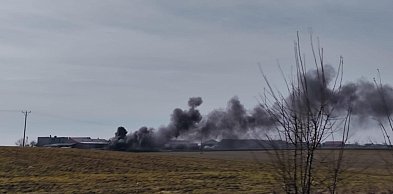Gęsty, czarny dym unosił się nad jedną z posesji. Był widoczny z daleka ...