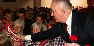 Z rozmachem, humorem, goździkiem i rajstopami. Sala pełna, plan wykonany...