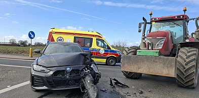 Skręcał w lewo i nie zdążył. Ciągnik cały, ale BMW zniszczone