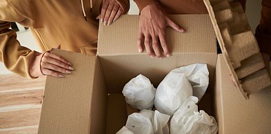 Jak przestać płacić za "powietrze" w paczkach? Optymalizacja wagi gabarytowej w e-