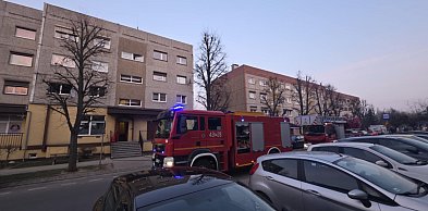 Pożar mieszkania na Górnej w Gostyniu. Strażaków wezwali sąsiedzi. Straty ogromne