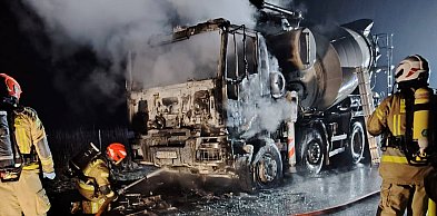 Samochód ciężarowy stanął w ogniu. Z kabiny kierowcy został  wrak