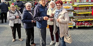 Studenci UTW z Gostynia, na otwarciu centrum ogrodniczego w Dachowej