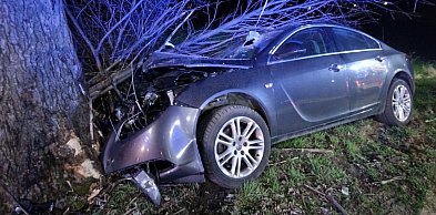 Nocny wypadek w Przyborowie! Auto osobowe uderzyło w drzewo. Kierowca opla...