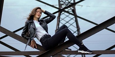 Kurtka wiosenna damska: jak dopasować model do swojej sylwetki?