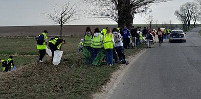 Młodzi dali przykład. Wiosna zaczęła się od porządków i sadzenia drzew