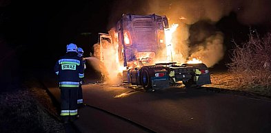 Pożar ciągnika siodłowego w rejonie Markowa. Auto spłonęło niemal doszczętnie