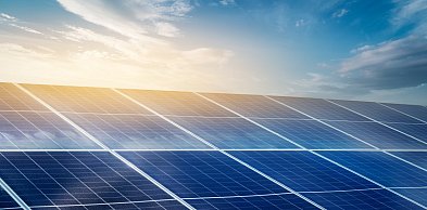 Jak sfinansować firmową instalację OZE bez angażowania środków własnych? Poradnik