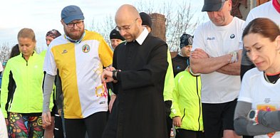 Ruch, modlitwa, wiara. Na koniec medal i kubek wody. Nie wszyscy zaczęli od stołu