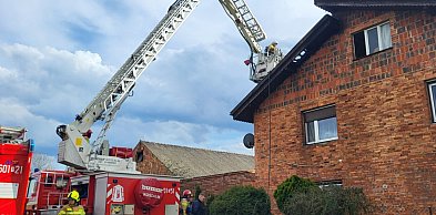 Ogień zauważyli sąsiedzi z naprzeciwka. Nie czekali ani chwili...