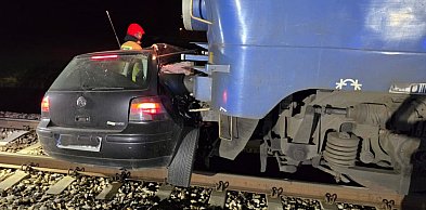 Wjechał na tory i uciekł. Chwilę później pociąg uderzył w auto