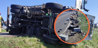 Groźny wypadek pod Śremem i dziesiątki akumulatorów na drodze