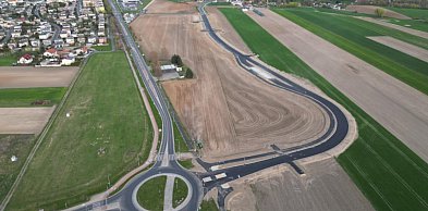 Asfalt już jest. Kierowcy wypatrują otwarcia, ale urząd tonuje nastroje...