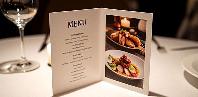 Menu restauracyjne i opakowania na wynos — laminat, lakier czy surowy papier