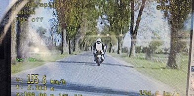 Przez chwilę poczuł się "królem szos". Podróż skończył bolesnym hamowaniem