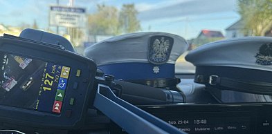 Nie uczy się na błędach. Spotkanie z policją szybko zmieniło tempo tej jazdy