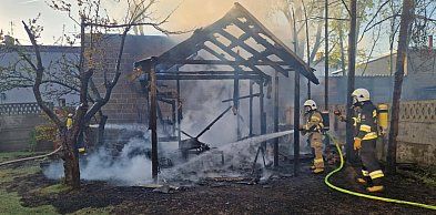 Z szopy zostały tylko zgliszcza. Strażacy bronili też pobliskiego domu