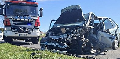 Przód auta został zmiażdżony. Kierowca Citroena utknął we wraku