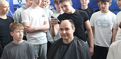 Uczniowie ogolili nauczyciela na łyso! W jego ślady poszli inni, bo włosy odrosną