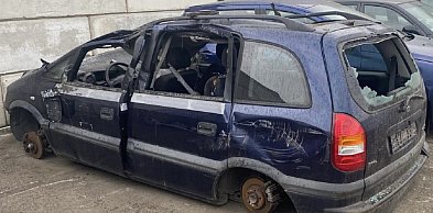Skradziona taksówka, odnaleziona w punkcie złomu. Była w stanie rozkładu