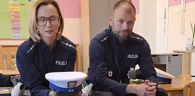Mały krok do poznania zawodu.Przedszkolaki odwiedzili policjanci z Gostynia