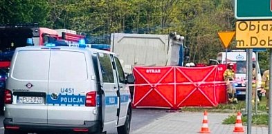 Tragedia pod Jarocinem. Nie żyje kobieta potrącona przez ciężarówkę