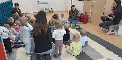 Pierwsze strony wspólnej przygody. Biblioteka odwiedziła dziecięcy żłobek