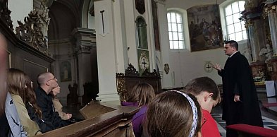 Cisza podziemi i historia bazyliki. Wycieczka uczniów z Brzezia