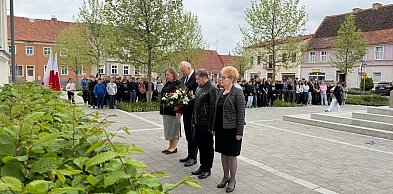 Kwiaty. Przemówienia i część artystyczna podczas rocznicowych obchodów