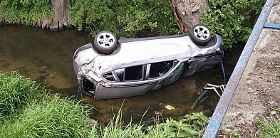Leżał zakrwawiony na chodniku. W rzece znaleziono jego roztrzaskane auto