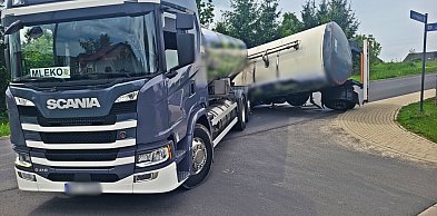 Cysterna z mlekiem leży na boku. Nietypowa akcja na jednej z ulic w Gostyniu