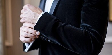 Ekskluzywne spinki do mankietów – detal, który definiuje męską elegancję