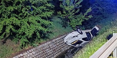 Nocna jazda BMW zakończyła się w rowie. W aucie były cztery młode osoby