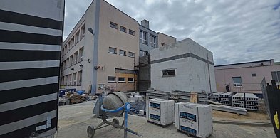 Nowa część szkoły już na wysokości pierwszego piętra. Ale plan jest szerszy