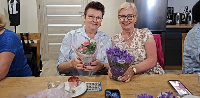 Kwiaty, rozmowy i wspólny czas. Seniorzy świętowali Dzień Matki w Pępowie
