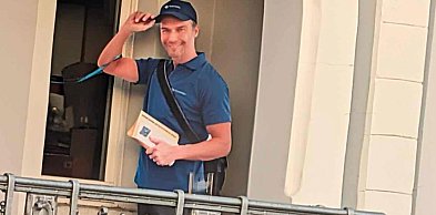 Zachował się jak dobrze wychowany chłopak. Listonosz nie odpowiedział. Wiemy...