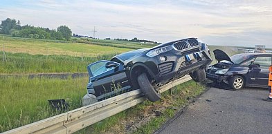 BMW wypadło z drogi i zawisło na barierce. Ale mogło skończyć się gorzej