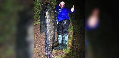 Gigantyczny sum wyciągnięty ze stawu! Walka z rybą trwała 45 min. To jest rekord!