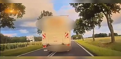 Czuła jak słabnie... Zatrzymała ciężarówkę, wtedy wypadła z kabiny na jezdnię