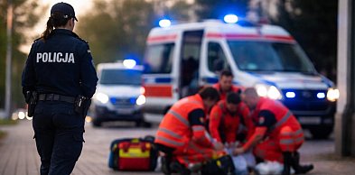 75-letni mężczyzna leżał przy ścieżce rowerowej. Na ratunek było za późno