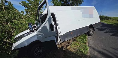 Jechał po kolegę do pracy. Skończył  na drzewie. To szok w jakim był stanie