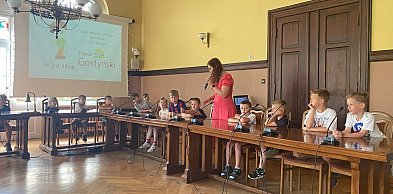Usiedli tam, gdzie zapadają decyzje. Nietypowa wizyta „Smerfów”